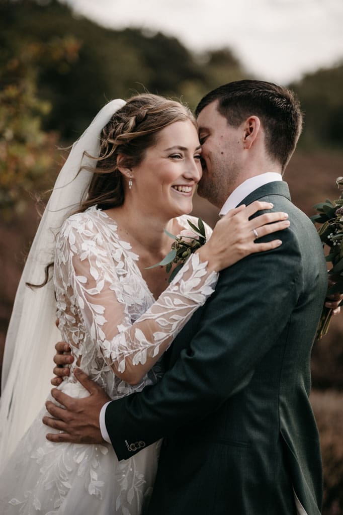 Bruidspaar tijdens loveshoot in de natuur